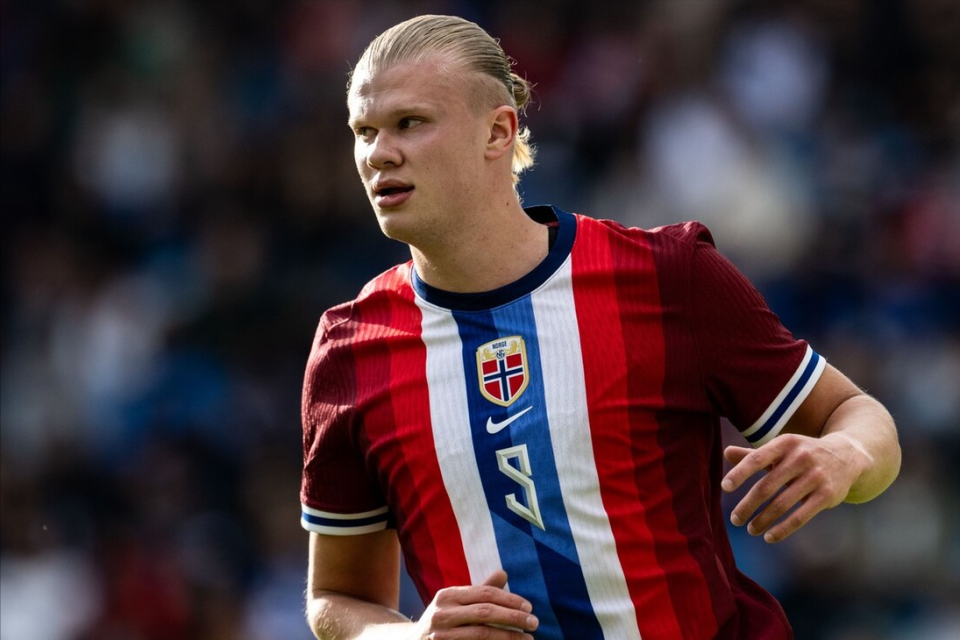 阿斯报谈英格兰10号位竞争：罗杰斯目前是贝林厄姆的最大威胁（阿斯报：英格兰10号位之争，罗杰斯成贝林厄姆最大对手）