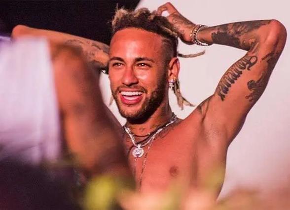 亚马尔战黄潜全场数据：4射2正进1球，7次过人成功（亚马尔对阵黄潜数据：4次射门2次射正1球入账，成功过人7次）